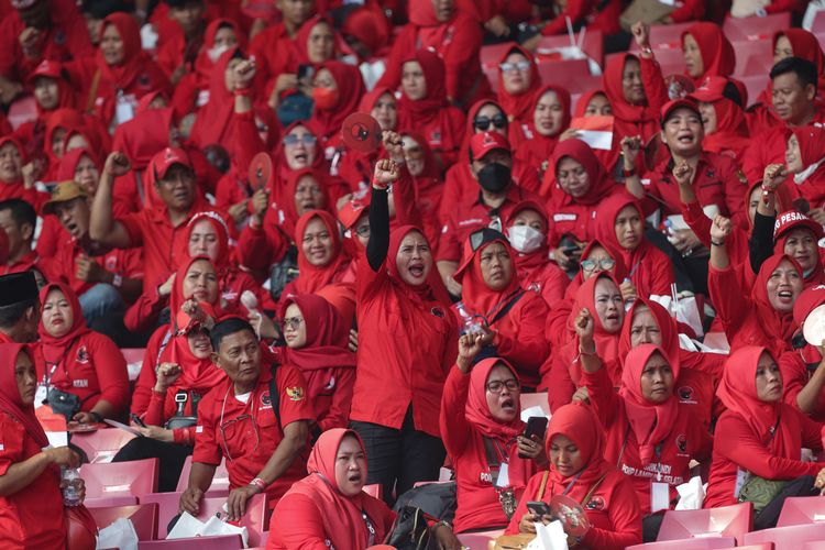 Kader PDI Perjuangan mengikuti acara puncak peringatan Bulan Bung Karno di Stadion Utama Gelora Bung Karno (SUGBK), Jakarta, Sabtu (24/6/2023).