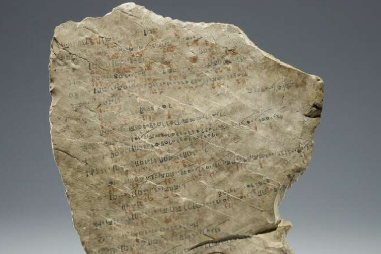 Ostrakon atau serpihan batu dari Mesir Kuno memuat ukiran tulisan yang mengungkapkan alasan cuti kerja sekitar 3.200 tahun lalu.