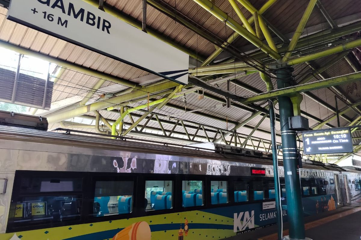 Kereta Api Jarak Jauh di Stasiun Gambir, Jakarta Pusat