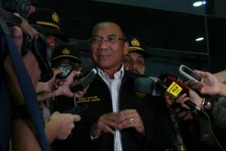 Menteri ESDM Jero Wacik keluar dari Gedung KPK, Kuningan, Jakarta, Senin (2/12/2013) seusai diperiksa sebagai saksi dalam kasus dugaan suap yang menjerat mantan kepala SKK Migas, Rudi Rubiandini. 