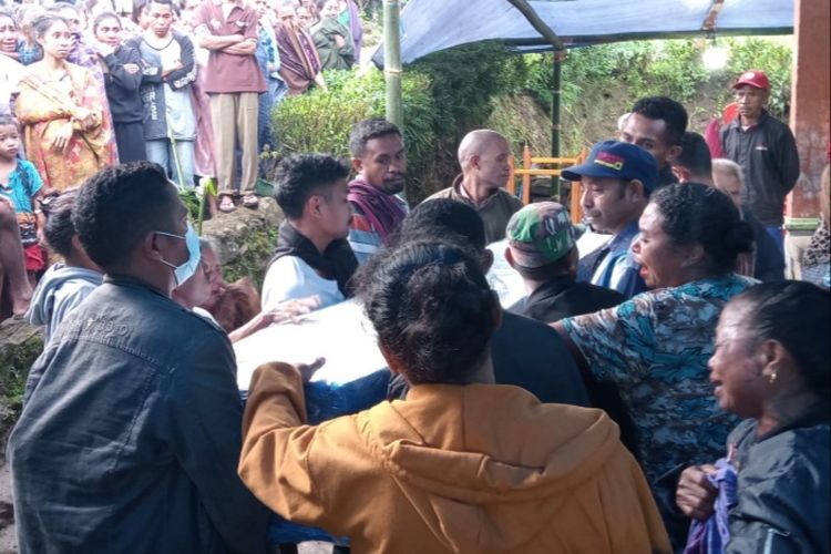 Foto: Jenazah Wihelmina Beto Koten (54) disambut isak tangis keluarga saat tiba di kampung halaman di Desa Nimun Danibao, Kecamatan Adonara Kabupaten Flores Timur, Senin (17/4/2023).