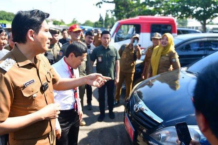 Bupati Indramayu, Lucky Hakim, saat mengecek jumlah mobil dinas milik Pemkab Indramayu di Sport Center Indramayu, Selasa (29/4/2025). Seratusan mobil milik Pemkab Indramayu tidak diketahui keberadaannya. 

