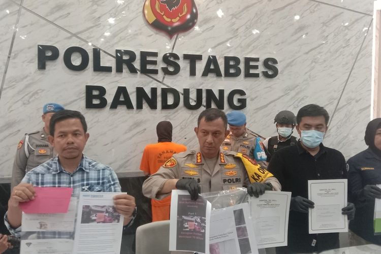 Kapolrestabes Bandung kombes Pol Budi Sartono tengah memperlihatkan barang bukti penipuan penggelapan property di Bandung, Selasa (27/2/2024).