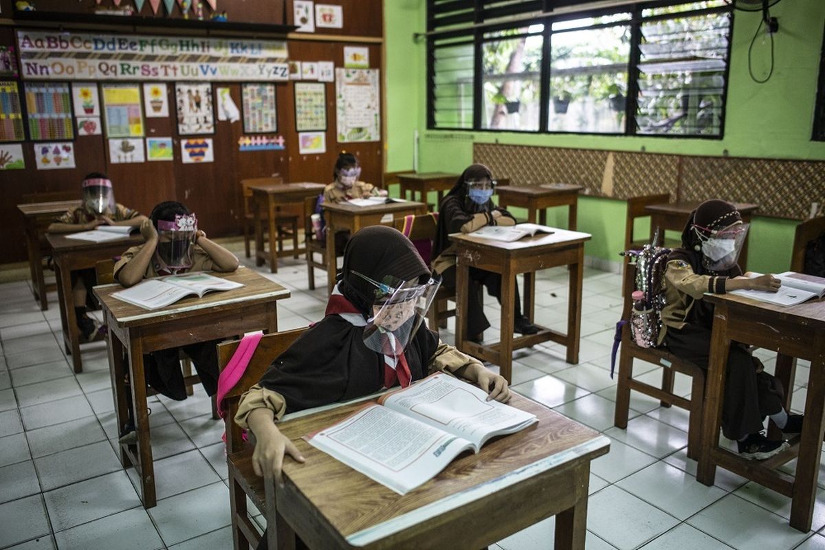 Sejumlah murid mengikuti uji coba pembelajaran tatap muka di SD Negeri Kenari 08 Pagi, Jakarta, Rabu (7/4/2021). Pemprov DKI Jakarta melakukan uji coba pembelajaran tatap muka terbatas di 85 sekolah dari jenjang SD hingga SMA mulai 7 April hingga 29 April 2021 dengan kapasitas dalam ruangan maksimum 50 persen dan penerapan protokol kesehatan yang ketat. ANTARA FOTO/Aprillio Akbar/hp.