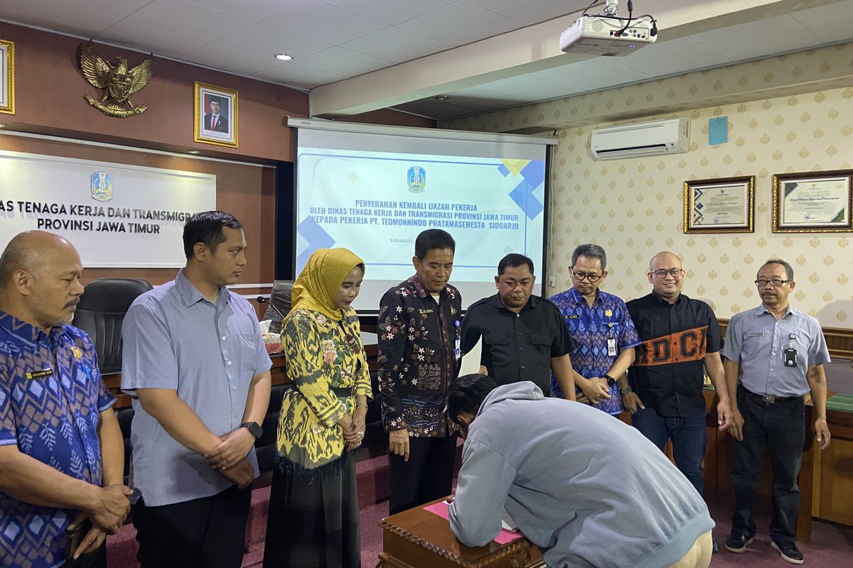 Karyawan PT Tedmonnindo Pratama Semesta menandatangani penyataan pengembalian ijazah di Disnakertrans Jatim, Kamis (5/6/2025).
