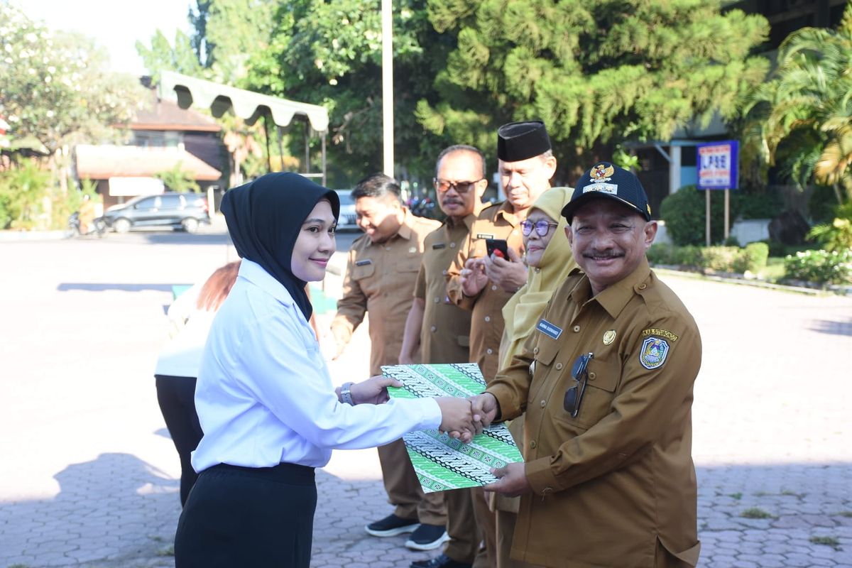 Serah terima SK PPPK di Halaman Pemkab Situbondo antara Bupati Situbondo Karna Suswandi dengan tenaga kesehatan pada Senin (19/6/2023).