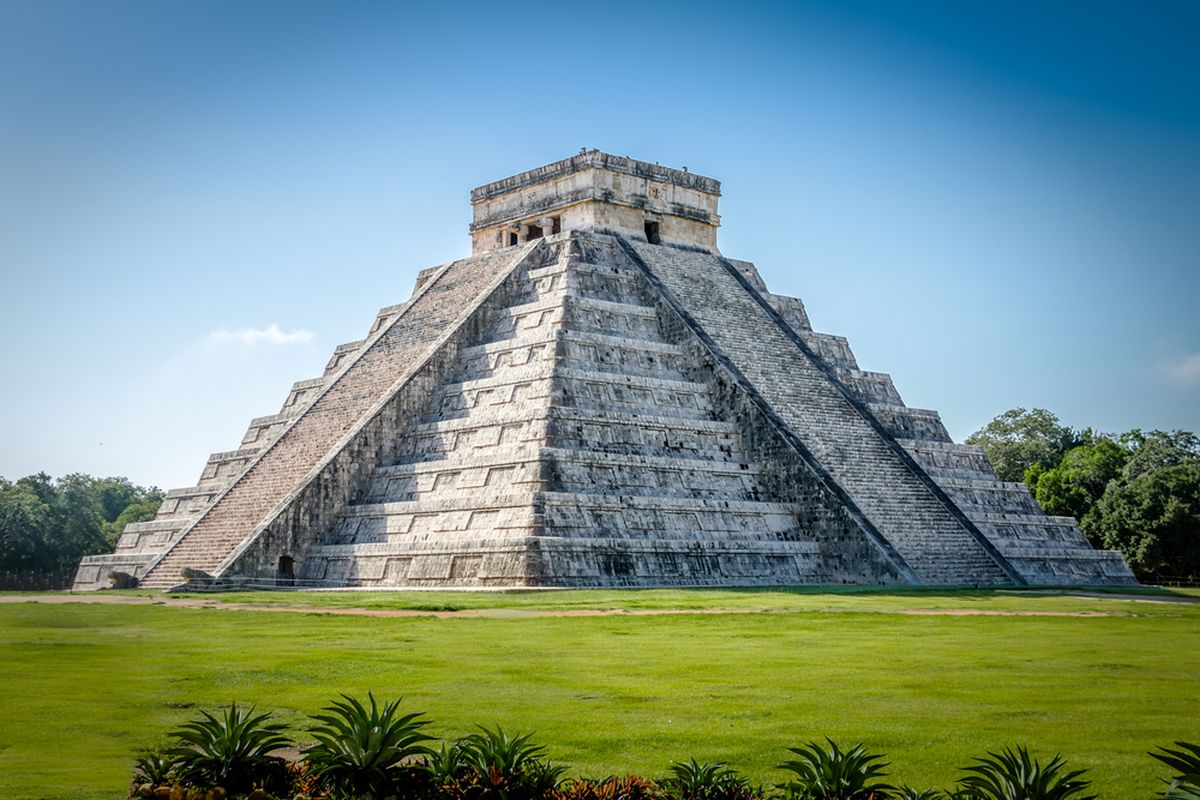 Kuil Piramid Suku Maya di Chichen Itza, Yucatan, Mexico. Bangunan sisa peradaban Suku Maya.