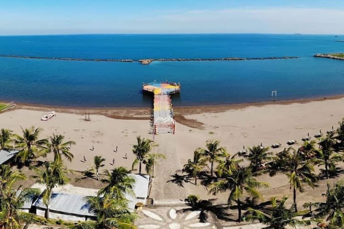 Pantai Akkarena Makassar. Salah satu julukan yang disematkan kepada Kota Makassar adalah Kota Anging Mammiri.