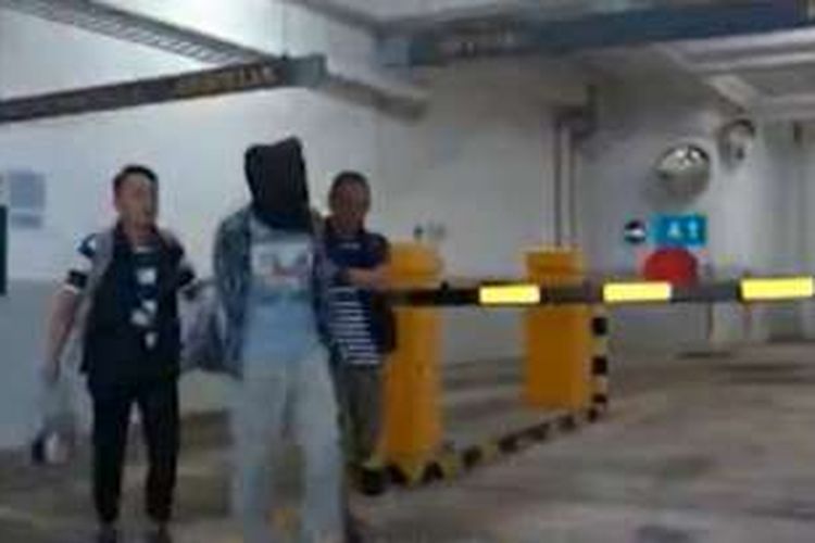 Pelaku dibekuk polisi setelah terbukti membuat tiga ancaman bom palsu di Bandara Hongkong.
