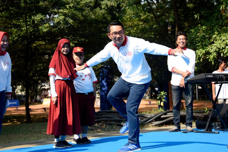 Gubernur Jawa Barat (Jabar) Ridwan Kamil ikut bermain boy-boyan dan sondah bersama anak-anak sekolah di halaman parkir barat Gedung Sate Kota Bandung, Senin (24/9/2019).