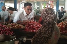 Eks Ajudan Prabowo Blusukan di Pasar Rejowinangun Magelang, Bagi-bagi Kipas dan Stiker
