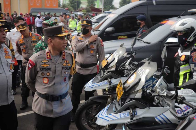 Kapolda Lampung Irjen Akhmad Wiyagus melakukan pengecekan pasukan yang dikerahkan untuk pengaman Nataru, Kamis (22/12/2022).