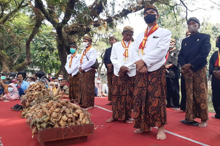 Ribuan ketupat dipersiapkan dalam tradisi Grebeg Syawalan TSTJ Solo, Jawa Tengah, Minggu (8/5/2022).