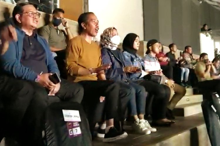 Presiden Joko Widodo, Ibu Negara Iriana Joko Widodo dan Seskab Pramono Anung saat menyaksikan konser grup rock asal Inggris, Deep Purple di Edutorium Universitas Muhammadiyah Surakarta (UMS), Surakarta, Jawa Tengah pada Jumat (10/3/2023).