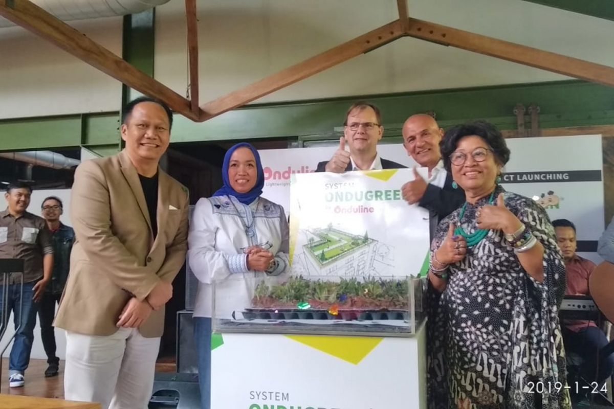 Tatok Prijobodo, Country Director PT Onduline Indonesia (paling kiri) bersama-sama Olivier Guilluy, Onduline Asia Pasific Director (tengah), Naning Adiwoso Chair Person of Green Building Council Indonesia (paling kanan), Anggia Murni, Core Founder Green Building Council Indonesia & Principal of Tropica Greeneries (dua dari kiri) serta Mark Sungkar, Architect & Founder of Green Homes Indonesia (dua dari kanan), meluncurkan sistem atap ramah lingkungan Ondugreen di Alam Sutera, Serpong Utara, Tangerang, Kamis (24/1/2019).