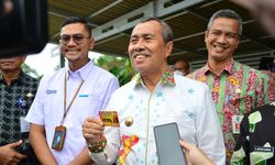 Luncurkan E-Money di SMA 2 Dayun, Gubernur Syamsuar Minta Seluruh Sekolah di Riau Terapkan E-Money