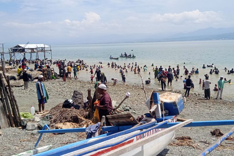 Ritual mandi safar yang dilakukan masyarakat Gorontalo.