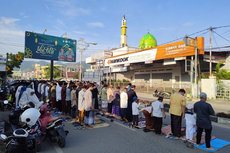 Ribuan warga Muhammadiyah melaksanakan shalat Idul Fitri di halaman Masjid Darul Arqam Kota Gorontalo. Shalat ini mendapat pengamanan dari puluhan personel Polda Gorontalo.