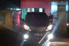 Dua Mobil Innova Terburu-buru Keluar dari Rumah Megawati