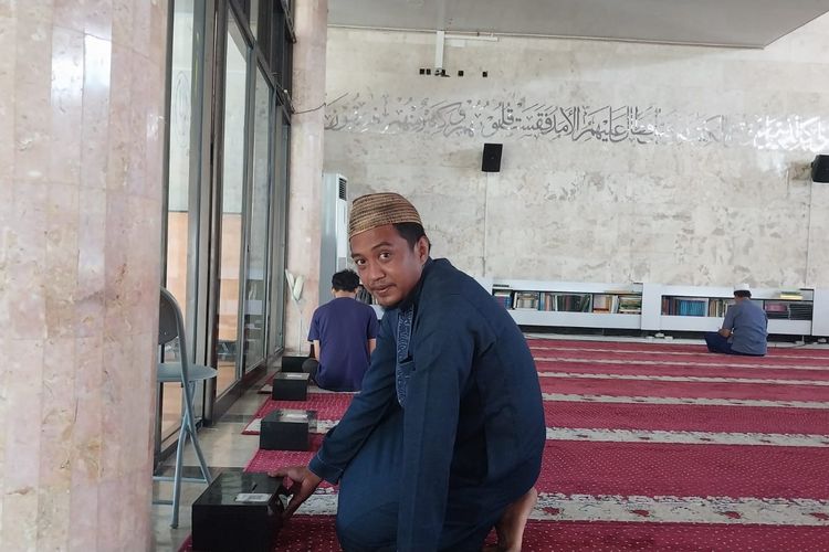 Said marbut masjid Agung Nurul Huda Sumbawa sedang merapikan kotak amal Sabtu (23/3/2024) sore