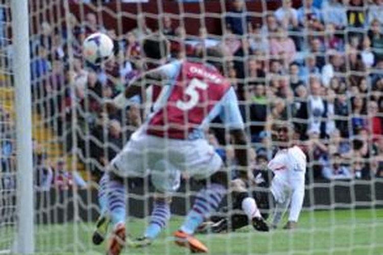 Penyerang Liverpool, Daniel Sturridge, mencetak gol ke gawang Aston Villa dalam lanjutan Premier League, Sabtu (24/8/2013). 