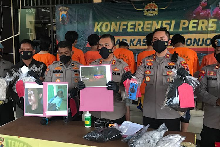 Kapolres Batang Jawa Tengah AKBP M Irwan Susanto menunjukkan foto dan barang bukti kasus oknum suporter menganiaya edagang kaki lima.