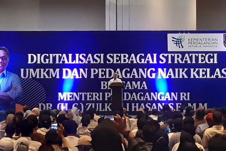 Menteri Perdagangan (Mendag) Zulkifli Hasan memberikan sambutan dalam acara bertajuk Digitalisasi sebagai Strategi UMKM dan Perdagangan Naik Kelas Bersama Menteri Perdagangan RI Zulkifli Hasan di Convention Hall Terminal Tirtonadi Solo, Jawa Tengah, Rabu (31/1/2024).