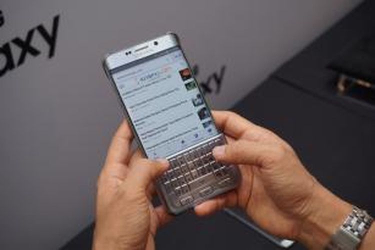 Samsung memamerkan keyboard cover untuk Galaxy Note 5 dan Galaxy S6 Edge Plus. 