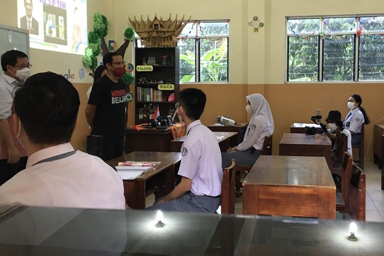 Mendikbudristek Nadiem Makarim meninjau pelaksanaan PTM terbatas di Yayasam Perguruan Sultan Iskandar Muda di Medan, Selasa (26/10/2021).