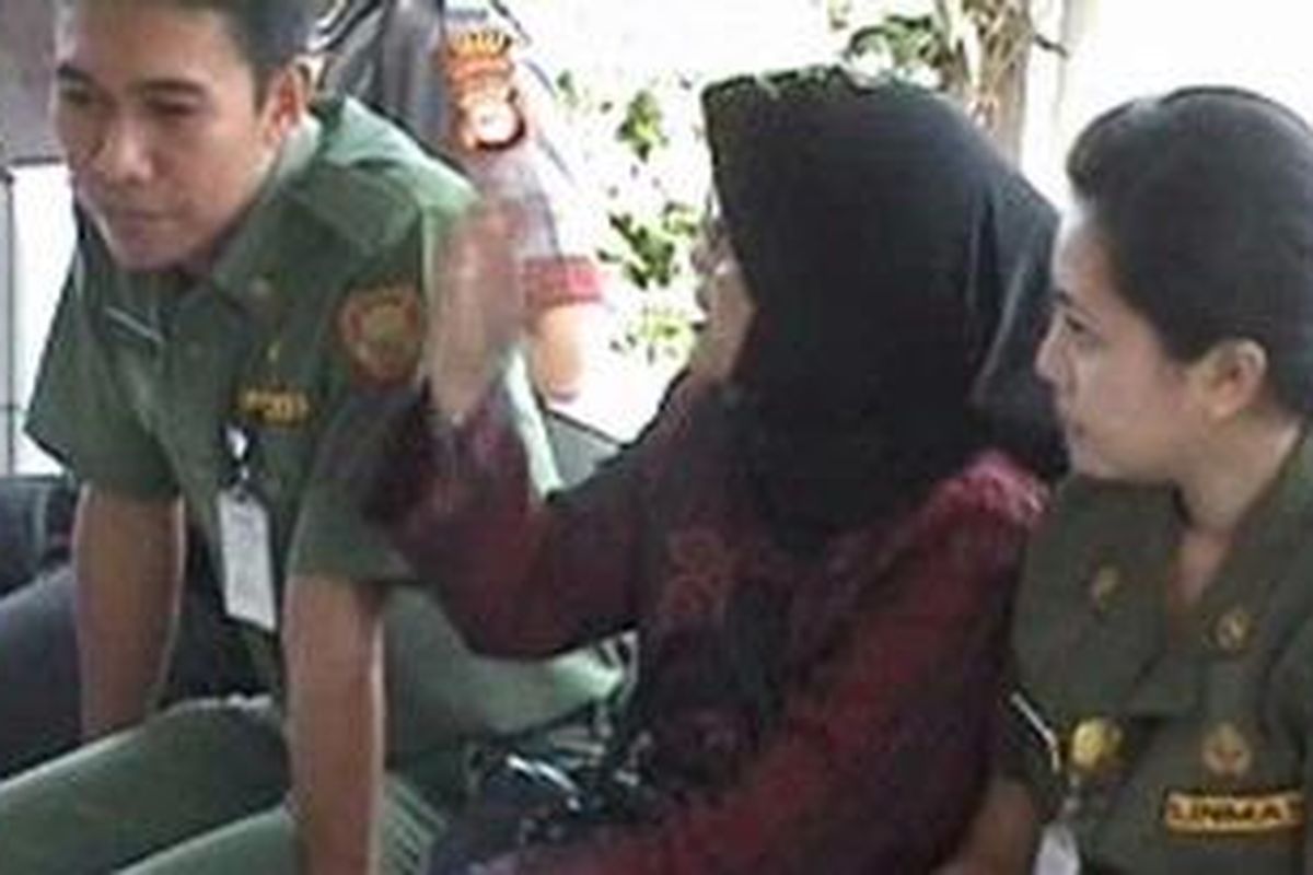 Nasabah bank jadi korban hipnotis di jalan andi depu Polewali mandar. Perhiasan emas seperti cincin, gelang dan kalung serta uang belasan juta rupiah raib