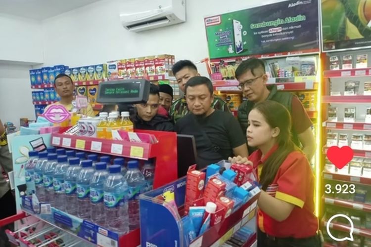 Sejumlah petugas dari Polsek Cangkuang tengah memeriksa kamera CCTV dari sebuah mini market untuk mendapatkan identitas dari pelaku penusukan di Kecamatan Cangkuang, Kabupaten Bandung, Jawa Barat pada Senin (17/6/2024)
