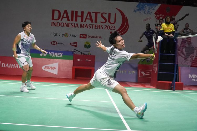 Ganda putri Indonesia, Apriyani Rahayu/Siti Fadia Silva Ramadhanti, saat bertanding melawan pasangan Taiwan, Hu Ling Fang/Lin Xiao Min, pada babak 16 besar Indonesia Masters 2023 di Istora Gelora Bung Karno, Senayan, Jakarta, Kamis (26/1/2023). Terbaru, Apriyani/Fadia tampil di All England 2023.