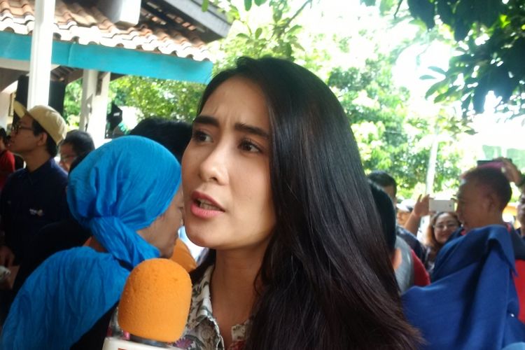 Ryana Dea menghadiri acara syukuran 100 episode sinetron seri Dunia Terbalik, di Harjamukti, Cibubur, Jakarta Timur, Senin (13/3/2017).