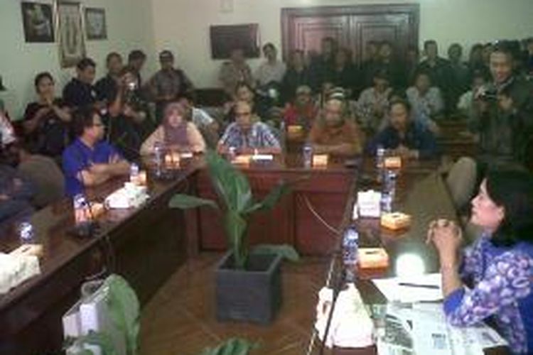 Puluhan perwakilan penghuni dan pekerja lokalisasi Dolly-Jarak kembali mendatangi DPRD Surabaya, Selasa (17/6/2014).
