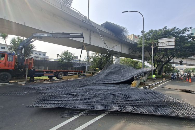 Update Kecelakaan di Flyover Tomang: Besi 30 Ton Masih Berserakan, Lalin Macet, Tol Ditutup