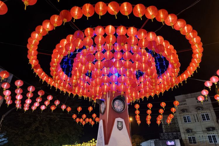 Tugu Jam Pasar Gede berhias Lampion Imlek.