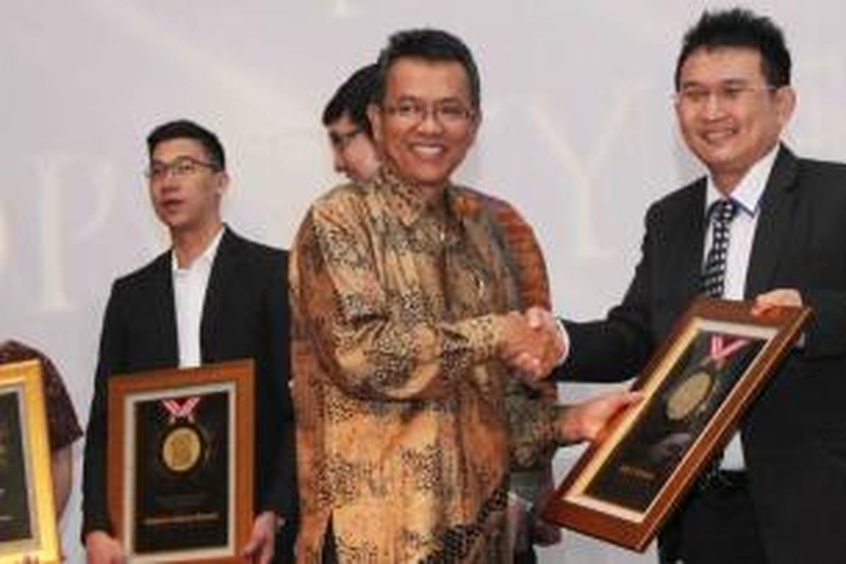 Deputi Pembiayaan PU dan Perumahan Rakyat Maurin Sitorus (kiri) menyerahkan penghargaan Most Influential Property Figure in Marketing kepada Direktur PT Modernland Realty Tbk Andy K. Natanael, pada Golden Property Awards 2015 di Jakarta, Rabu (26/8/2015). Pada ajang itu Modernland juga menerima penghargaan kategori Best Large Scale Development Project untuk Perumahan Jakarta Garden City milik Grup Modernland.  