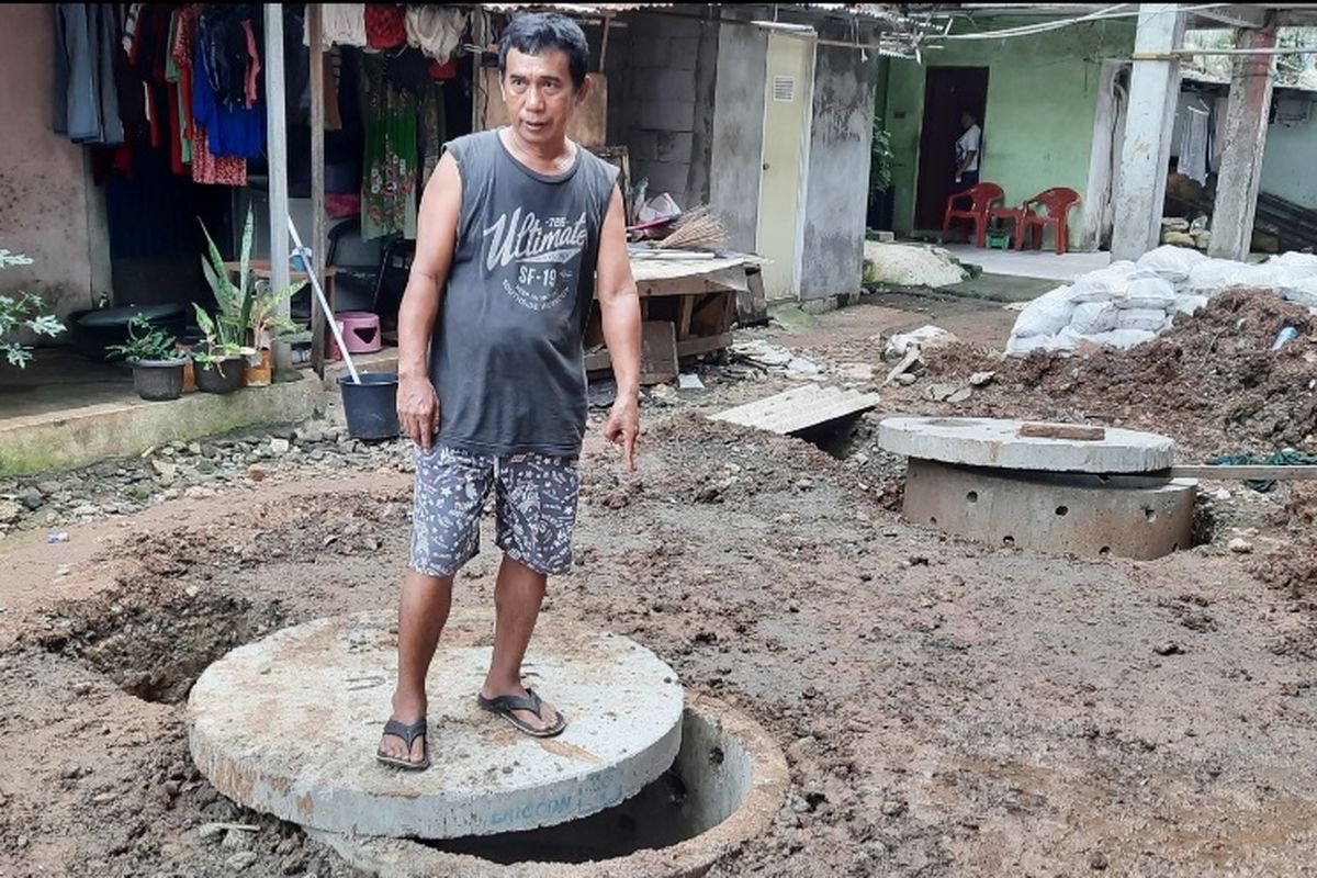 Proyek sumur resapan di wilayah RW 016 Rumah Susun Bidara Cina, Jatinegara, Jakarta Timur, masih berantakan.