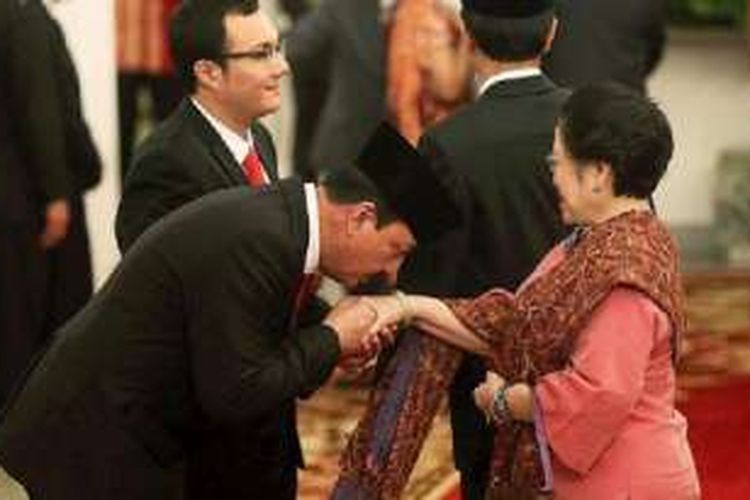 Kepala Badan Intelijen Negara (BIN) Jenderal (Pol) Budi Gunawan mencium tangan Megawati Soekarnoputri, yang memberikan ucapan selamat kepadanya setelah dilantik oleh Presiden Joko Widodo di Istana Negara, Jakarta, Jumat (9/9/2016).