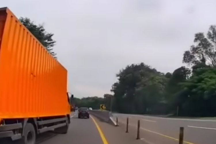 Video truk memotong jalur pengendara lain 