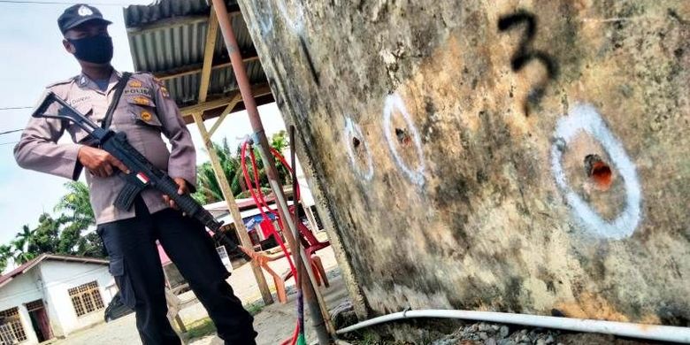 Polisi memperlihatkan bagian dinding pos polisi yang rusak diduga terkena tembakan di kawasan Desa Manggi, Kecamatan Panton Reue, Aceh Barat, Kamis (28/10/2021).