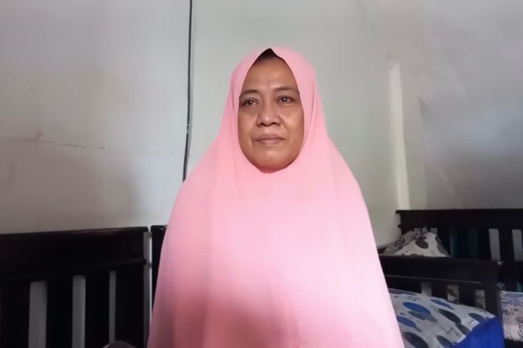 Istri Pak Ogah, Yuyun Widayanti saat ditemui di kediamannya kawasan Jatiasih, Kota Bekasi, Senin (5/12/2022). 