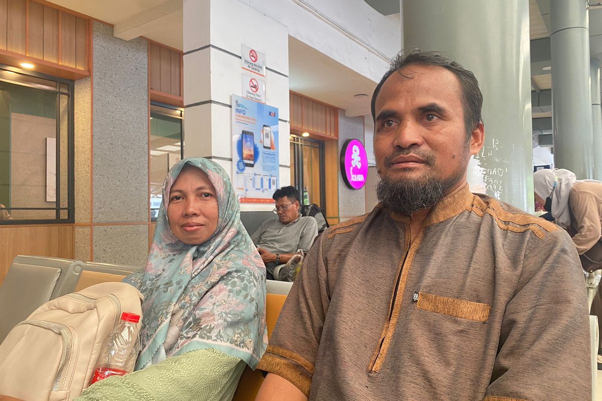 Pemudik asal Indramayu, Jawa Barat, bernama Samsuri (51) dan Sri (47) saat ditemui Kompas.com di Stasiun Pasar Senen, Jakarta Pusat, Sabtu (13/4/2024).