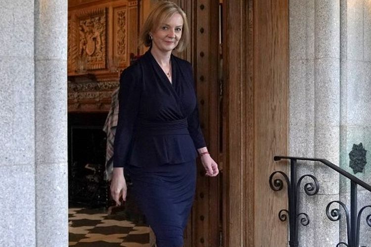 Perdana Menteri Inggris dan pemimpin Partai Konservatif, Liz Truss, meninggalkan Kastil Balmoral di Ballater, Skotlandia, pada 6 September 2022, setelah bertemu dengan Ratu Inggris Elizabeth II dan diundang untuk membentuk Pemerintahan.