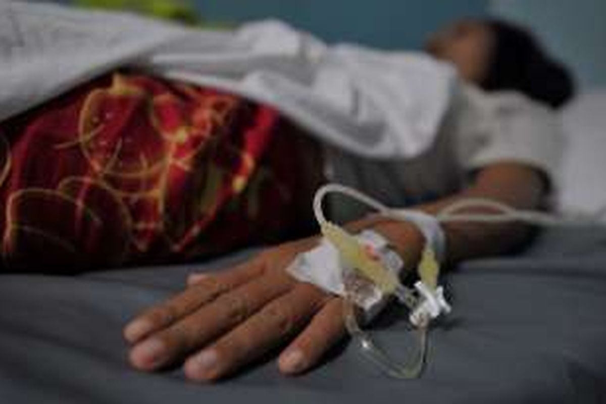 Pasien Demam Berdarah - Salah seorang pasien demam berdarah menjalani perawatan di Rumah Sakit Umum Daerah (RSUD) Cengkareng, Jakarta Barat, Rabu (3/2/2016). Dalam sebulan terakhir RSUD Cengkareng menerima lonjakan pasien demam berdarah dari 18 orang pada bulan Desember 2015 menjadi 85 orang selama bulan Januari. Untuk seluruh wilayah DKI Jakarta jumlah pasien demam berdarah mencapai 611 orang.