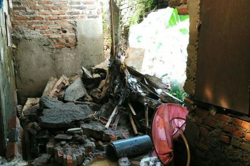 Dinding Rumah Warga Roboh dan Perabot Hayut akibat Banjir di Pondok Labu