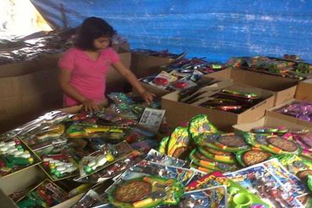 Toko Mainan Diserbu Pembeli