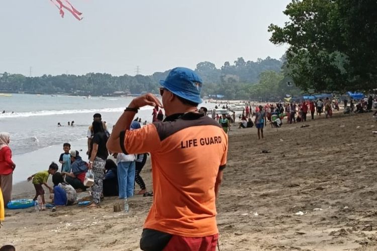 Erupsi Gunung Anak Krakatau, Pantai Carita Tetap Ramai Wisatawan, Imbau Waspada