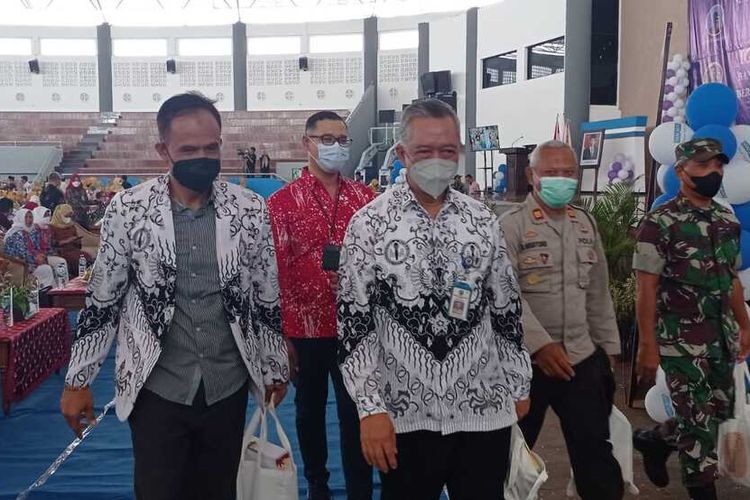 Ketua PGRI Kabupaten Magetan Sundarto (sebelah kanan), Rencana penghapusan honorer oleh pemerintah akan membuat pendidikan di Magetan deadlock. 50 persen lebih kebutuhan guru di Magetan saat ini diisi oleh tenaga honorer.