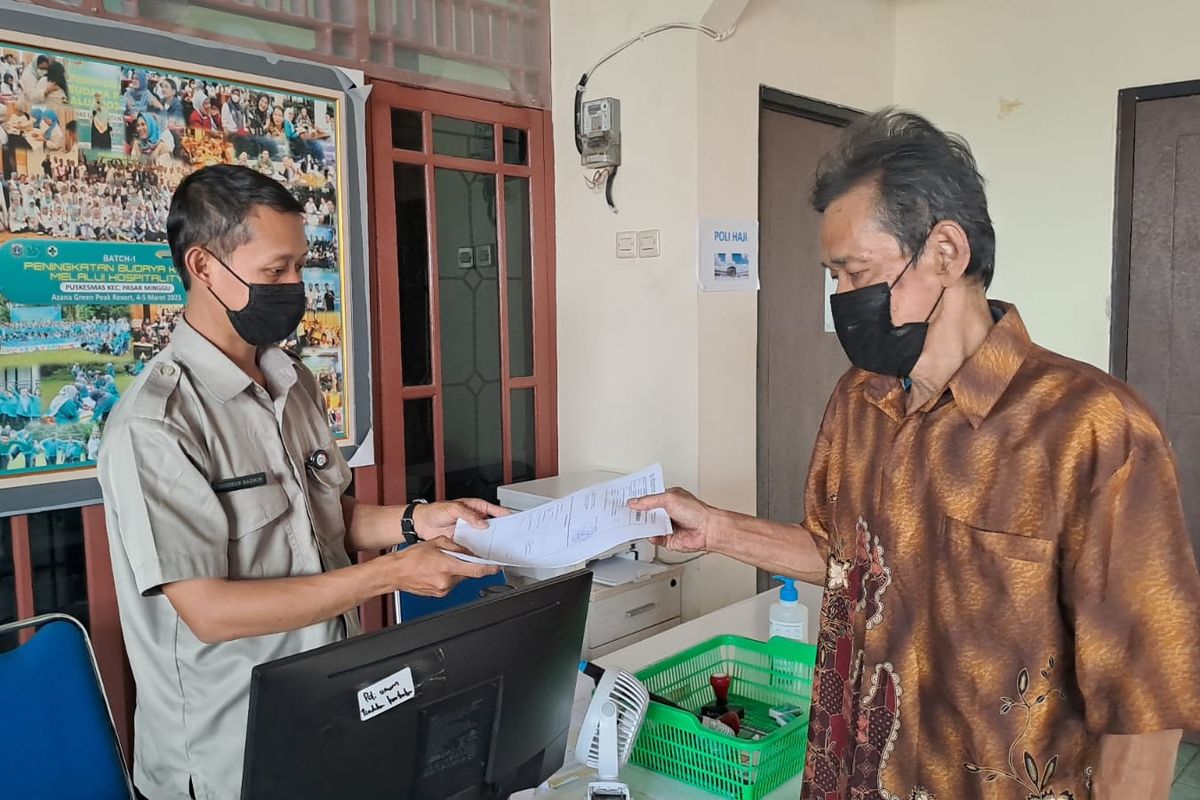 Lansia bernama Muhammad (68) menerima surat rujukan baru dari Puskesmas Pasar Minggu, Jakarta Selatan, untuk melanjutkan pengobatan penyakit paru-paru yang dideritanya, Selasa (15/8/2023).